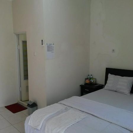 Hotel Dubai Sumenep Екстер'єр фото